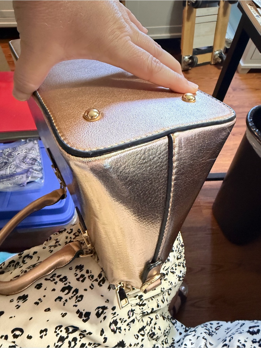 ✨ Gorgeous Metallic Gold Satchel Purse ✨ - Picture 14 of 16